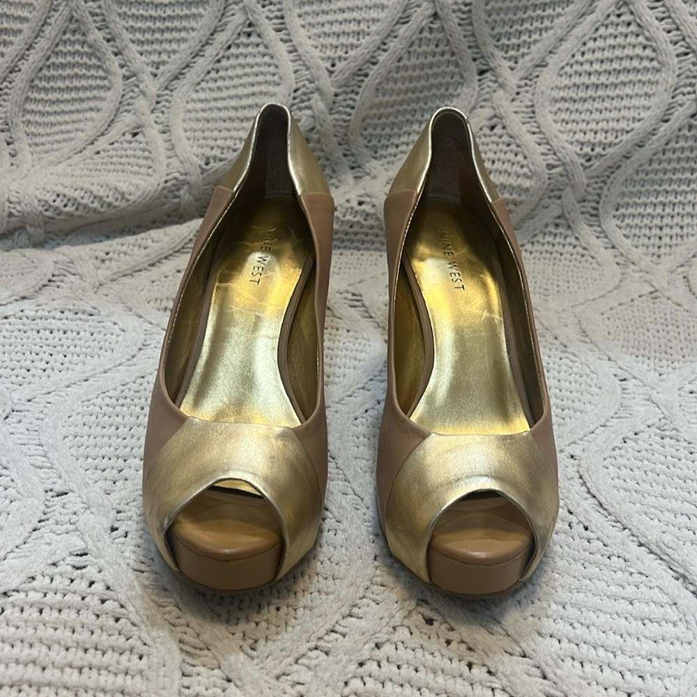 Nine West Tan and Gold platform pump, size 7